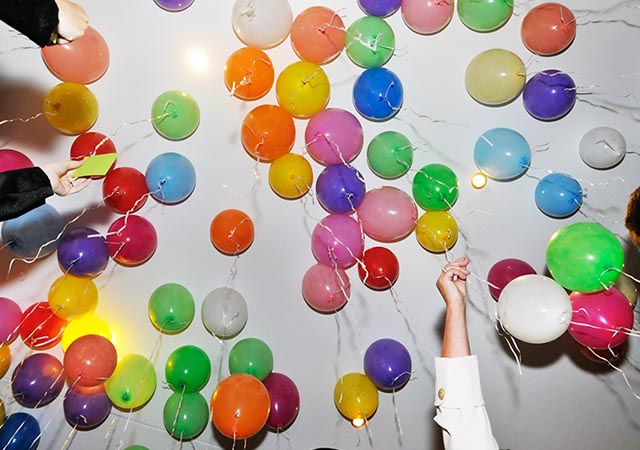 viele luftballons bei einem event
