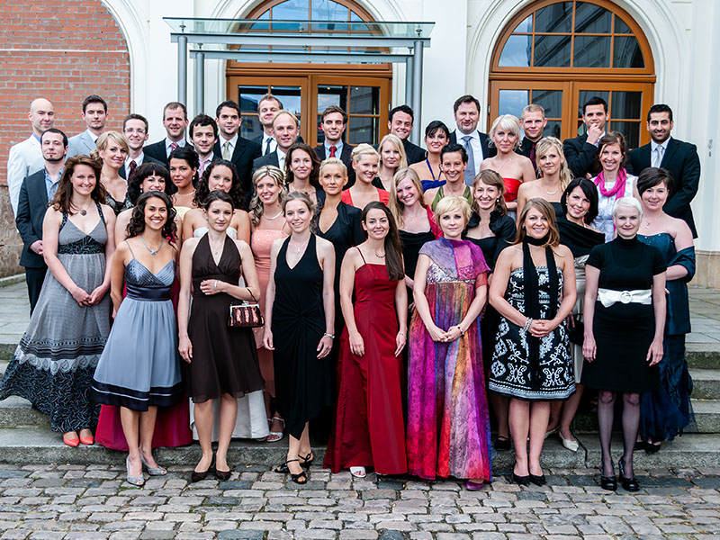 Absolventen eines Abiballs stehen beim Gruppenfoto in einer Leipziger Location.