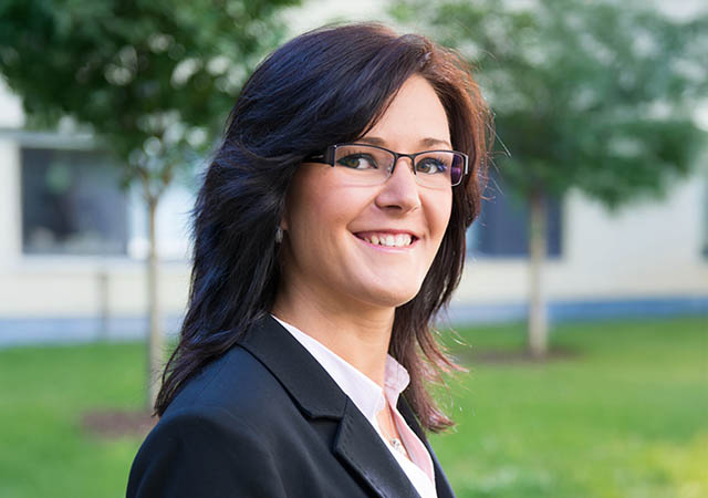 junge mitarbeiterin bei einem fotoshooting