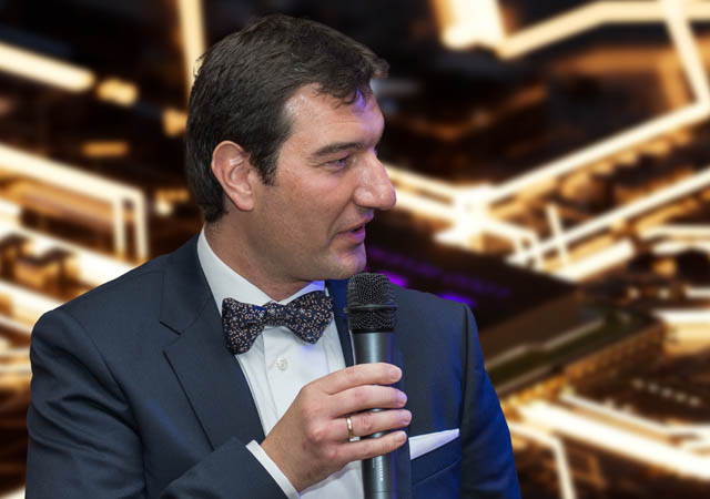 vorstandsvorsitzender bei einem event auf der buehne