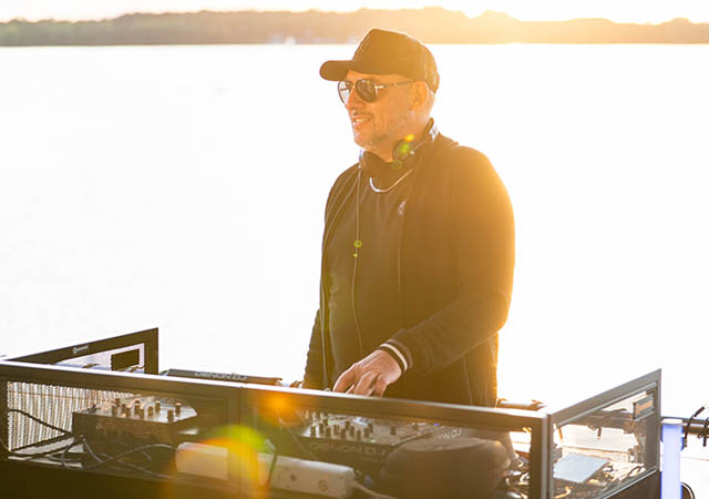 DJ bei einer veranstaltung am mischpult