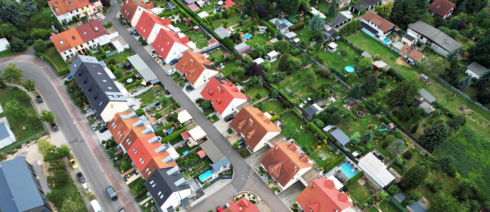 drohnenfotografie_header flug einer drohne ueber ein wohngebiet