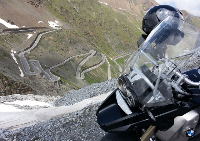 stilfser joch mit motorrad bmw gs 1200