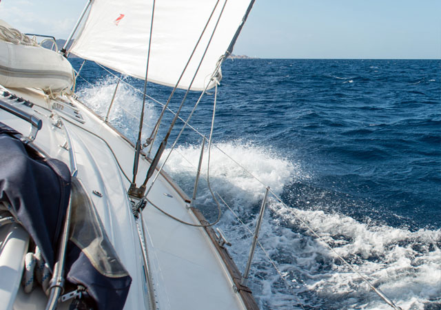 segelboot bavaria unterwegs in kroatien