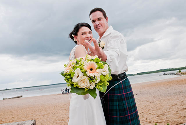 hochzeitspaar am cospudener see in leipzig