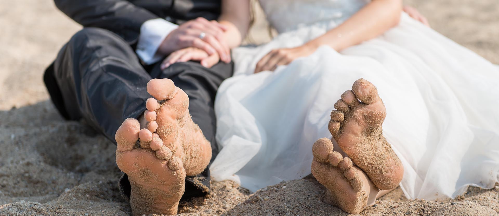 Hochzeitsfotografie - Eventfotografie Eventfotografie - Hochzeitspaar sitzt im Sand