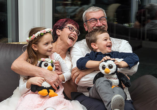 jubilaeum_eventfotos_03 eine familie hat ihre kinder bei einem fotoshooting auf dem arm