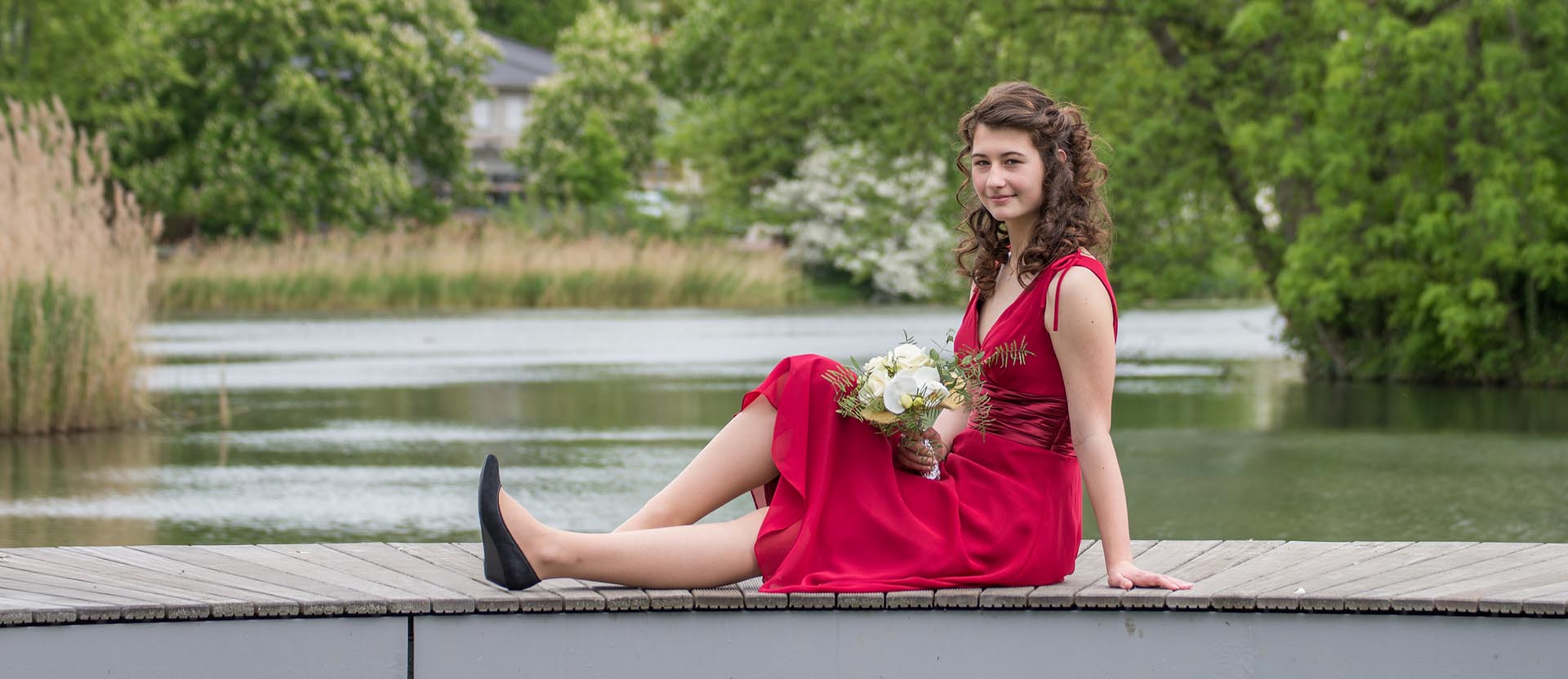 Jugendweihe - Eventfotografie - Leipzig junges maedchen sitzt auf bruecke und hat jugendweihe in leipzig