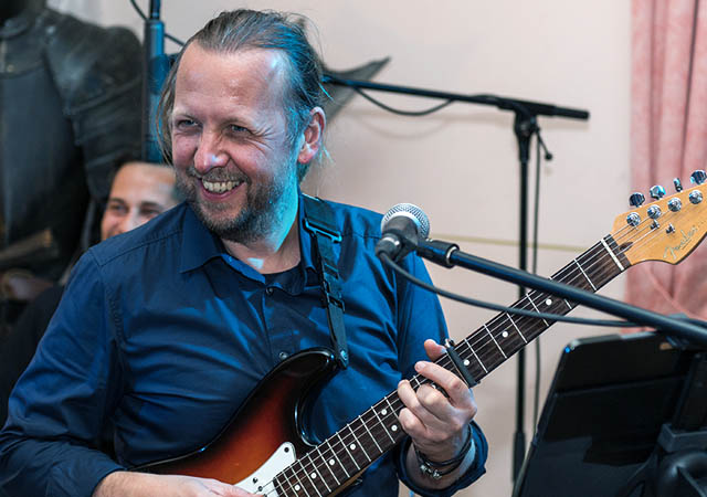 konzert_eventfotos_04 mann mit gitarre auf einem event