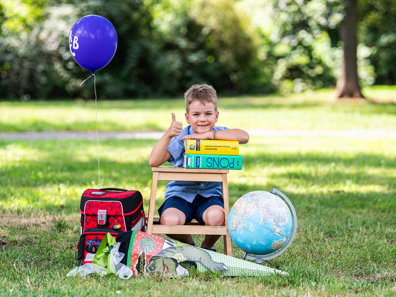 schulanfang_eventfotografie_02 Schulanfaenger auf Wiese mit Globus
